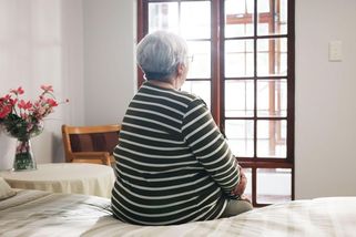 Stáří v osamění: Epidemie, kterou si společnost způsobila sama - Novinky